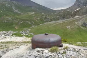 Ligne Maginot - PAS DU ROC - (Ouvrage d'artillerie) - Bloc 2
Cloche VDP avec vue sur le vallon de Fréjus