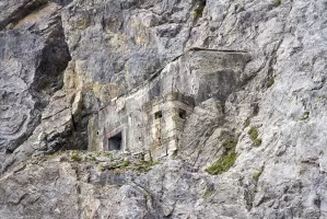 Ligne Maginot - PAS DU ROC - (Ouvrage d'artillerie) - Bloc 3
Vue depuis la route d'accès
Noter la position pour arme d'infanterie rajoutée sur la corniche devant la façade du bloc lui même