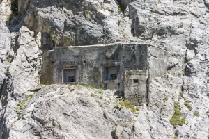 Ligne Maginot - PAS DU ROC - (Ouvrage d'artillerie) - Bloc 3
La façade avec le poste de tir pour FM