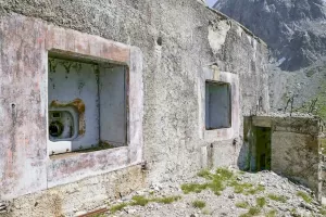 Ligne Maginot - PAS DU ROC - (Ouvrage d'artillerie) - Bloc 3
La façade avec le poste de tir pour FM auquel on accède par la sortie de secours du bloc