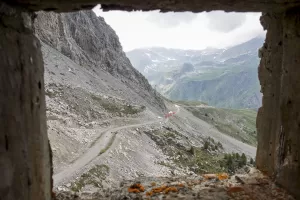 Ligne Maginot - PAS DU ROC - (Ouvrage d'artillerie) - Bloc 3
Vue à travers le créneau du poste extérieur pour FM qui couvre la route d'accès montant du Lavoir