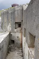 Ligne Maginot - PAS DU ROC - (Ouvrage d'artillerie) - Bloc 4
Créneaux vers le Nord. 
La sortie de secours est bien visible au fond du fossé diamant