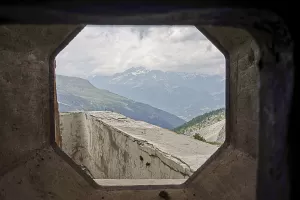 Ligne Maginot - PAS DU ROC - (Ouvrage d'artillerie) - Bloc 4
Vue à travers le créneau FM de défense du fossé de la casemate des mortiers de 81 Nord