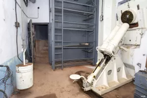 Ligne Maginot - PAS DU ROC - (Ouvrage d'artillerie) - Bloc 4
Chambre de tir vers le Col de Fréjus
Au fond l'escalier vers la chambre de tir d'infanterie