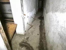 Ligne Maginot - BOIS KARRE - X12 - (Abri) - La galerie arrière de l'abri.
Il reste des supports pour les tablettes rabattables.