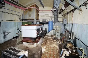 Ligne Maginot - PAS DU ROC - (Ouvrage d'artillerie) - L'usine électrique avec la cuisinière positionnée sur un socle de groupe électrogène non posé