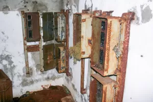 Ligne Maginot - CB318 - GINSKLOPP EST - (Blockhaus pour arme infanterie) - Restes des équipements téléphoniques installés dans le cadre de l'OTAN