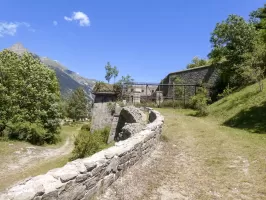 Ligne Maginot - REPLATON (QUARTIER ARC - 71° BAF) - (Position d'artillerie préparée) - Le chemin d'accès au fort avec ses grilles défensives