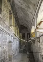 Ligne Maginot - REPLATON (QUARTIER ARC - 71° BAF) - (Position d'artillerie préparée) - Casernement
Volume entre la façade d'origine et son renforcement bétonné. La galerie qui court le long du mur face au premier étage est connectée à ce dernier via une passerelle qui aboutit dans une fenêtre !