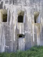 Ligne Maginot - REPLATON (QUARTIER ARC - 71° BAF) - (Position d'artillerie préparée) - Casernement
Le créneau aménagé dans une entrée du rez de chaussée pour couvrir la pente entre le Replaton et le Sapey