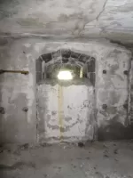 Ligne Maginot - REPLATON (QUARTIER ARC - 71° BAF) - (Position d'artillerie préparée) - Casernement
Le créneau aménagé dans une entrée du rez de chaussée pour couvrir la pente entre le Replaton et le Sapey