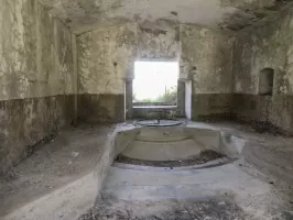 Ligne Maginot - REPLATON (QUARTIER ARC - 71° BAF) - (Position d'artillerie préparée) - Batterie A
Chambre de tir modifiée pour un canon de 75 sur plateforme cuve