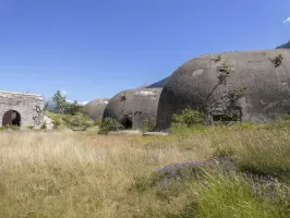 Ligne Maginot - REPLATON (QUARTIER ARC - 71° BAF) - (Position d'artillerie préparée) - Batterie D
Devant les entrées des casemates, les puits de lumière et de ventilation du casernement. A gauche, l'entrée de la batterie A