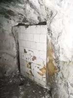 Ligne Maginot - REPLATON REDOUTE - (Blockhaus pour arme infanterie) - Magasin sous roc 
Deux plans en faïence dans la chicane de l'escalier permettent l'éclairage naturel du magasin par réflexion de la lumière solaire
