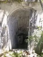 Ligne Maginot - REPLATON REDOUTE - (Blockhaus pour arme infanterie) - Entrée du magasin sous roc