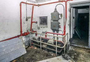 Ligne Maginot - SAINT ANTOINE - (Ouvrage d'artillerie) - Bloc EHM
Créneau FM de défense intérieur du garage et pompes à gasoil
