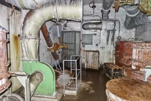 Ligne Maginot - SAINT ANTOINE - (Ouvrage d'artillerie) - Salle de neutralisation de l'ouvrage
Noter à côté de la porte la chaudière de réchauffage de l'air pulsé.
