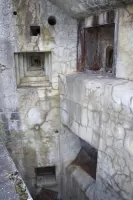 Ligne Maginot - SAINT ANTOINE - (Ouvrage d'artillerie) - Bloc 1
Créneaux de 75 et de 81 superposés
L'issue de secours est visible en fond de fossé