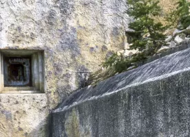 Ligne Maginot - SAINT ANTOINE - (Ouvrage d'artillerie) - Bloc 1
Etat fin des années 80
L'orifice du créneau optique est visible en haut  à droite