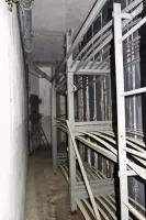 Ligne Maginot - SAINT ANTOINE - (Ouvrage d'artillerie) - Bloc 1
Etage intermédiaire
Chambre pour 12 hommes
Au fond on devine la sortie de secours