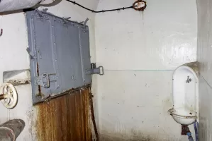 Ligne Maginot - SAINT ANTOINE - (Ouvrage d'artillerie) - Bloc 1
Locaux souterrains
Trappe d'évacuation des douilles vides