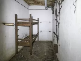 Ligne Maginot - BOIS KARRE - X12 - (Abri) - Une chambre pour sous-officiers. Il reste des cables téléphoniques au mur.