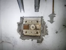 Ligne Maginot - BOIS KARRE - X12 - (Abri) - Un créneau FM dans le local des latrines.