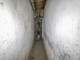 Ligne Maginot - BOIS KARRE - X12 - (Abri) - La galerie latérale de gauche. Au fond la porte du central téléphonique.