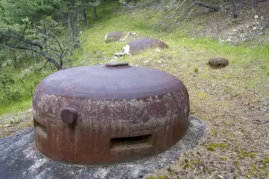 Ligne Maginot - SAINT ANTOINE - (Ouvrage d'artillerie) - Bloc 2
Cloche VDP
Au second plan une cloche de prise d'air et les deux cloches JM