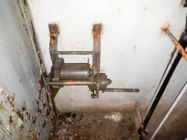 Ligne Maginot - SAINT ANTOINE - (Ouvrage d'artillerie) - Bloc 2
Etage supérieur
Treuil à bras pour la manutention du périscope
