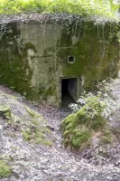 Ligne Maginot - CB277 - IDLINGEN - (Blockhaus pour arme infanterie) - Entrée du blockhaus.
La tranchée d'accès est encore bien visible.