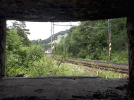 Ligne Maginot - SAINT ANTOINE 2 - (Blockhaus pour arme infanterie) - Vue depuis le créneau de droite sur la voie ferrée et le barrage ferroviaire de St Antoine (au niveau de la maison)