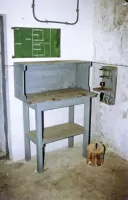 Ligne Maginot - SAINT GOBAIN - (Ouvrage d'infanterie) - Bloc 1 
Étage inférieur
Magasin à munitions de 81 mm
Table de préparation des obus de mortier avec le dispositif de montage des charges additionnelles
