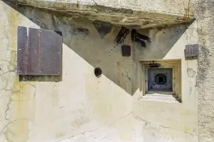 Ligne Maginot - SAINT GOBAIN - (Ouvrage d'infanterie) - Bloc 3
A gauche, protégée par une plaque, la prise d'air des blocs 2 et 3, au centre le créneau optique, à droite le créneau FM