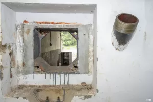 Ligne Maginot - SAPEY - (Ouvrage d'artillerie) - L'entrée mixte de l'ouvrage
Créneau et goulotte de défense du hall d'entrée