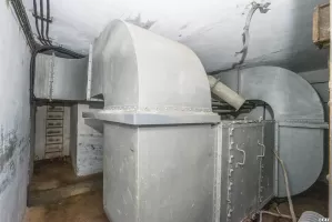 Ligne Maginot - SAPEY - (Ouvrage d'artillerie) - Bloc EHM
L'aéro-refroidisseur au sous-sol, destiné au refroidissement de l'eau des moteurs de l'usine une fois les bâches d'eau de refroidissement des moteurs arrivées à température.