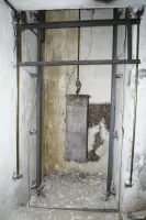 Ligne Maginot - SAPEY - (Ouvrage d'artillerie) - Bloc 2
Étage inférieur
Le monte-charge au niveau du local de récupération des douilles vides