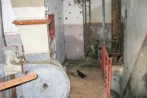 Ligne Maginot - BASSE PARTHE OUEST - C45 - (Casemate d'infanterie - Simple) - Etage supérieur
Ventilateur (à gauche), cloche GFM et descente vers l'étage inférieur