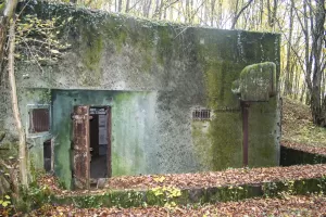 Ligne Maginot - BASSE PARTHE EST - C46 - (Casemate d'infanterie - Simple) - Entrée et projecteur blindé
