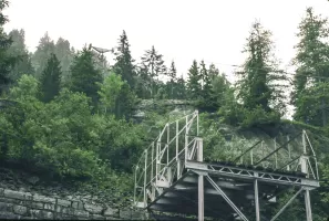 Ligne Maginot - TLFR - TéLéPHéRIQUE PONT-NUAZ - PAS-DU-ROC - (RESEAU - Téléphérique (ligne)) - Pont - Nuaz
La passerelle de protection au dessus de la route et les pylônes 1 et 2