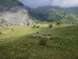 Ligne Maginot - BONNENUIT 2 - (Blockhaus pour arme infanterie) - Le Point d'Appui est aligné entre le rocher et la berge du ruisseau à droite