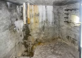 Ligne Maginot - COL DES TROIS CROIX SUPéRIEUR - (Blockhaus pour arme infanterie) - L'étage supérieur, avec à gauche le puits permettant d'accéder à l'étage inférieur