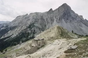 Ligne Maginot - Observatoire d'infanterie du Piton Jaune - Casernement et blockhaus des Acles L'observatoire du Piton Jaune est sur le sommet au centre droit de la photo