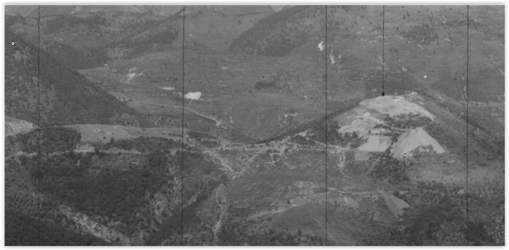Ligne Maginot - CHAMP DE TIR D'AGAISEN (CT) - E04 - (Abri actif) - Extrait du panoramique de l'observatoire du Petit Ventabren.
A gauche les deux entrées B1 et B2 et le bloc B3. A droite l' Agaisen - XV° STP