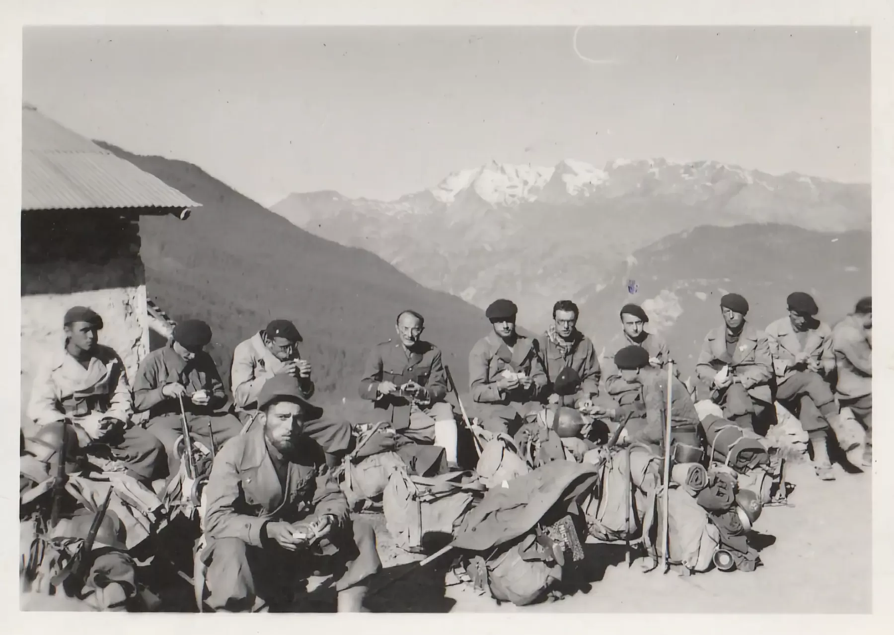 Ligne Maginot - BATTERIE DE VIRAYSSE - (Observatoire d'artillerie) - Pause casse-croute pour les hommes  qui viennent de quitter Viraysse fin juin après l'armistice et font route vers Maurin - Inconnu