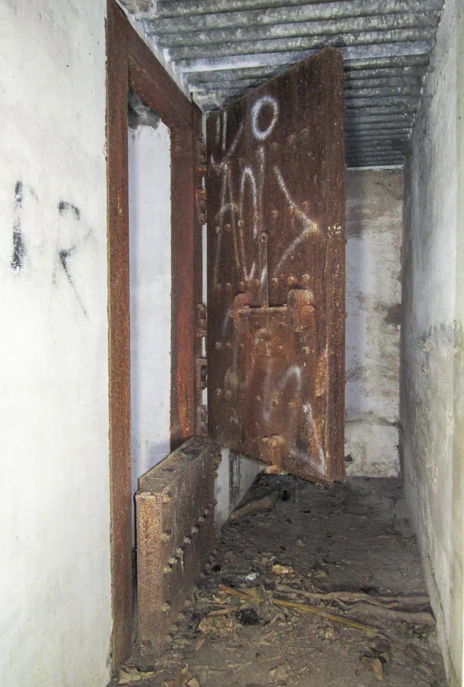 Ligne Maginot - I11 - (Abri) - Porte blindée à deux battants à l'entrée d'une salle - Gregory Fuchs