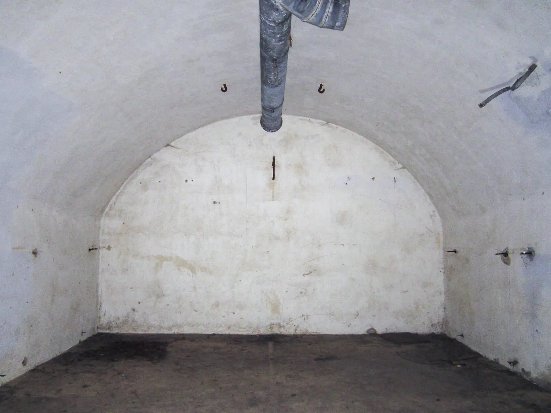 Ligne Maginot - I11 - (Abri) - Les murs des salles sont recouverts par un crépis qui à été en partie mise en peinture - Gregory Fuchs