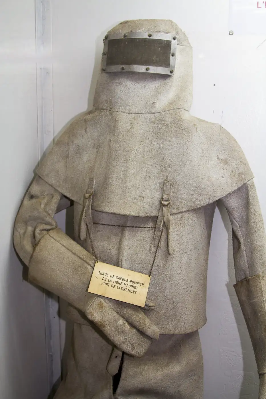 Ligne Maginot - FERMONT - A2 - (Ouvrage d'artillerie) - Tenue de sapeur-pompier exposée dans le M1
Provenance : ouvrage de Latiremont
 - Michel Teiten