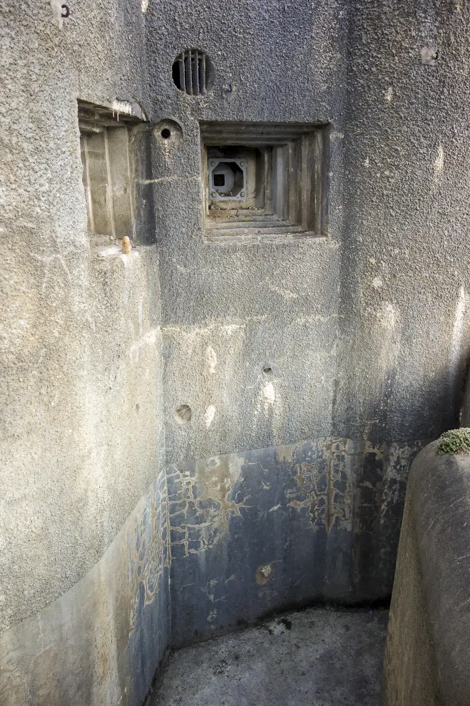 Ligne Maginot - SAINTE AGNES (SAG) - EO9 - (Ouvrage d'artillerie) - Bloc 1
Créneaux FM au-dessus du fossé diamant - Michel Teiten