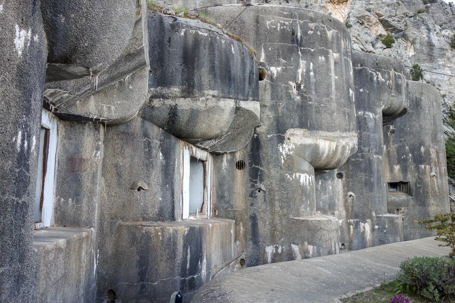 Ligne Maginot - SAINTE AGNES (SAG) - EO9 - (Ouvrage d'artillerie) - Bloc 2
De gauche à droite : les deux créneaux de 135, l'un des deux créneaux pour 75 et le créneau FM.  - Michel Teiten